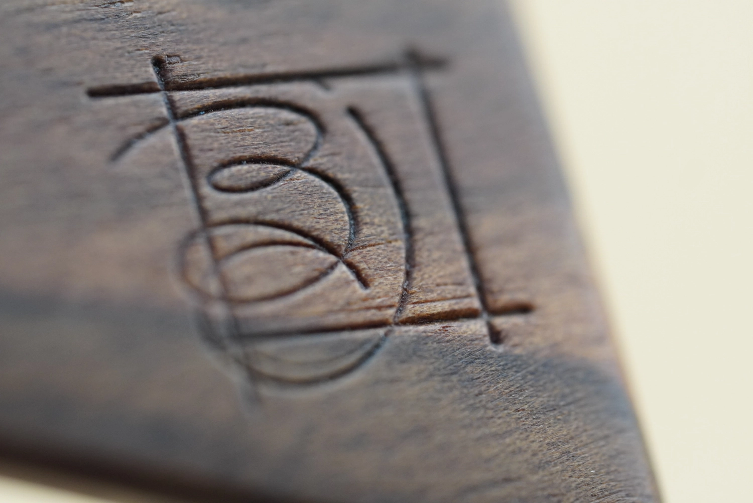 Bode Originals – handgefertigte Fliegen aus Holz – Stempel auf Holz geschnitzt